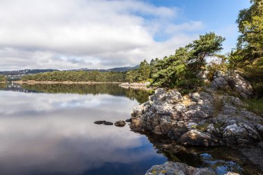 Norveç 'te dağları olan gölün dağ manzarası
