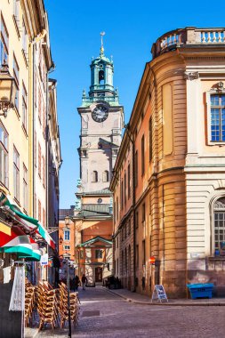 STOCKHOLM, SWEDEN - 30 Nisan 2018: Eski Şehir ve Stockholm Katedrali 'nin Fotoğrafı (Storkyrkan)