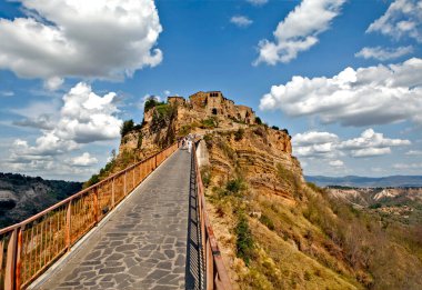 CIVITA DI BAGNOREGIO, İtalya - 8 Eylül 2017: Civita di Bagnoregio 'nun fotoğrafı - bir ortaçağ şatosu kasabasına köprü.