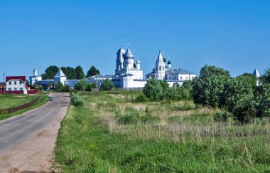 St. Georges Manastırı. Kırsal yolda parlak güneş ışığı altında arabası var.