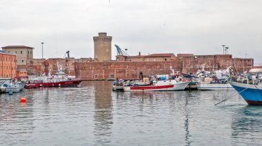 Fortezza Vecchia, İtalya 'nın Livorno kentindeki teknelerle çevrili.