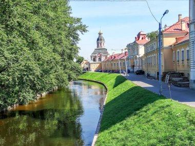Alexander Nevsky Lavra ve Monastyrka nehrindeki Kutsal Bakire Meryem Kilisesi. St. Petersburg 'da. Tarih 7 Ağustos 2013.