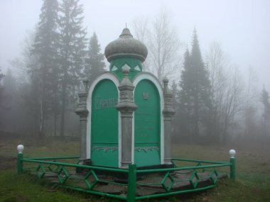 Kedrovka köyü yakınlarındaki Obelisk 