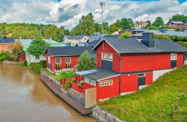 PORVOO, FINLAND - 22 Eylül 2018: Porvonjoki nehrinin kıyısındaki eski kasabanın fotoğrafı.