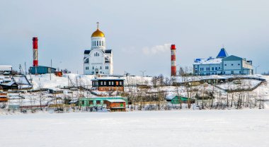Mikail Kilisesi ve gölün kıyısındaki Demidov Center Tarih Müzesi ve Local Lore. Revda şehri. Sverdlovsk bölgesi. Rusya. Çekim tarihi 15 Şubat 2017.