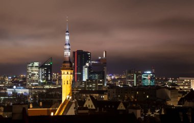 Kohtuotsa gözlem güvertesinden şehrin gece görüşü. Tallinn. Estonya (2017)