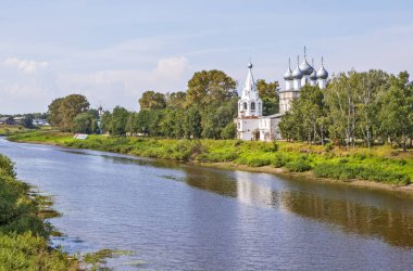 Vologda Nehri ve St. John Chrysostom Kilisesi manzarası. Vologda. Rusya. Çekim tarihi 3 Ağustos 2018.