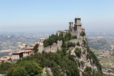 Titano Dağı 'ndaki Guaita Kalesi. San Marino Cumhuriyeti. Çekim tarihi 16 Haziran 2012
