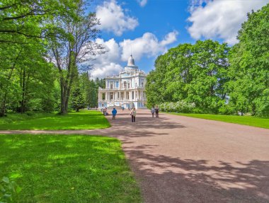 ORANIENBAUM, RUSSIA - 10 Haziran 2012: Sliding Hill Pavilion 'un Fotoğrafı