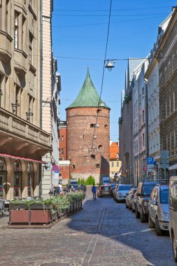 Valnu Caddesi perspektifinde pudra kulesi. Riga. - Letonya. Çekim tarihi 23 Ağustos 2018