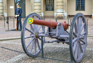 STOCKHOLM, SWEDEN - 3 Eylül 2017: Kraliyet sarayındaki topun yanındaki nöbet yerinde bir gardiyanın fotoğrafı.