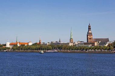 RIGA, LATVIA - 23 AĞUSTOS 2018: Daugava 'dan Eski Şehir Görünümü.