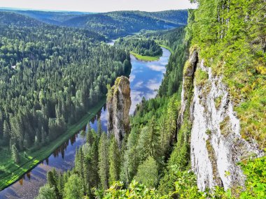 Kayalardan nehir manzarası, Olenyi Ruchyi parkı, Bazhukovo, Rusya