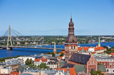 RIGA, LATVIA - 22 AĞUSTOS 2018: St. Peter kilisesinin kulesindeki şehir manzarası fotoğrafı.