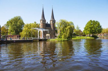 Yeşillik ve su kanallı kale, Amsterdam