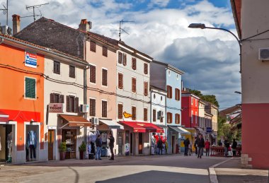 POREC, CROATIA - MAYIS 06, 2019: Yayalar üzerindeki çok renkli evlerin fotoğrafı.