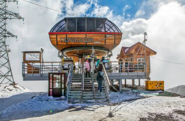 ELBRUS REGION, RUSSIA - 06 Ekim 2020: Garabashi İstasyonu, Elbrus, 3847 metre.
