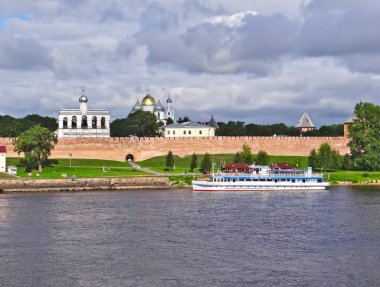 Novgorod Kremlin manzarası, Volkhov nehri ve eğlence teknesi. Velikiy Novgorod. Rusya. 10 Ağustos 2013 tarihli çekim tarihi.