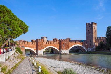 Saligerlar 'ın Adige Nehri' ndeki köprüsü. Verona, İtalya