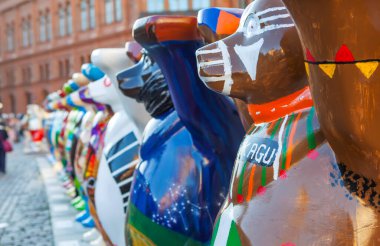 RIGA, LATVIA - 22 AĞUSTOS 2018: Birleşik Buddy Bears sergisi fotoğrafı (Commonwealth Buddy Bears). Kubbe Meydanı