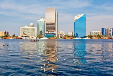 Laguna Khalid 'in kıyılarındaki gökdelenler. Sharjah. Birleşik Arap Emirlikleri