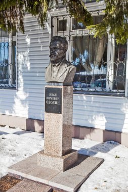 Yalutorovsk, RUSSIA - 16 Mart 2018: Müzenin kurucusuna anıt fotoğrafı Ivan Yurievich Özolin.