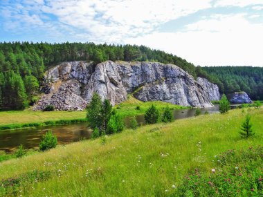 Güneş Shaytan kayalarını ve nehirlerini yeşillikle aydınlattı, Aramashevo, Rusya
