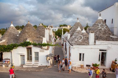 ALBEROBELLO, İTALYA 10 Eylül 2017: Geleneksel evler Trullo.