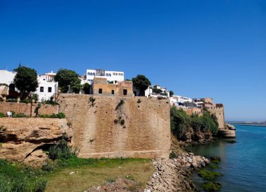 Endülüs duvarı (Endülüs Mauer) şehri okyanustan ayırır. Rabat. Fas