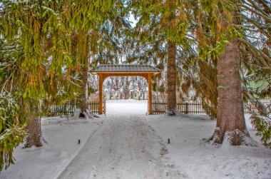 Malikâneye giriş. Spruce sokağı. Mikhailovskoe. Puşkin Dağları. Pskov bölgesi. - Rusya. Çekim tarihi 22 Aralık 2018