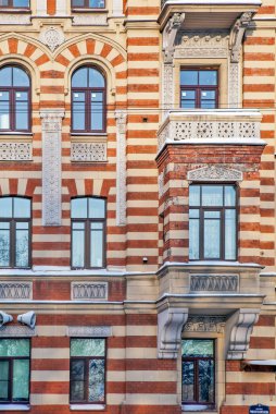 Pencereli eski tuğla bina cephesi, St. Petersburg, Rusya