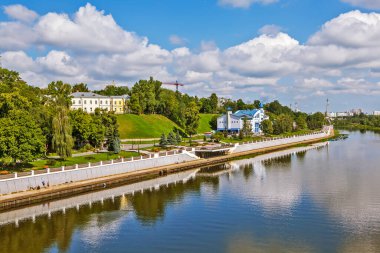 Nehir manzarası, Sozh nehri üzerindeki köprüden kürek çekme üssü. Gomel. Belarus. Çekim tarihi: 10 Temmuz 2018