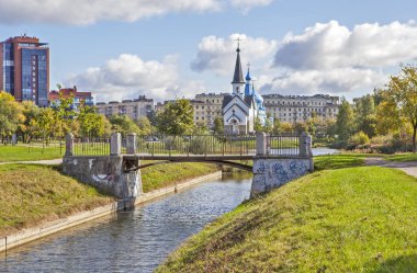 Srednerogatsky göleti, Aziz George Kilisesi ve İsa 'nın Doğumu Kilisesi' ne bakıyor. Pulkovo Parkı. St. Petersburg 'da. Rusya