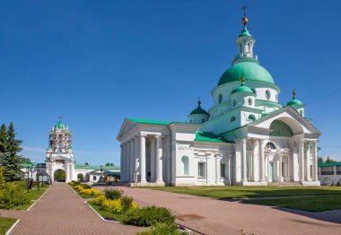 Manastır bölgesi. Parlak güneş ışığında kule inşa ediliyor.