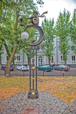 Küçük Prens 'in heykel kompozisyonu. Sahte fenerler sokağı. Gogol Caddesi. Brest. Belarus. Çekim tarihi 12 Temmuz 2018.