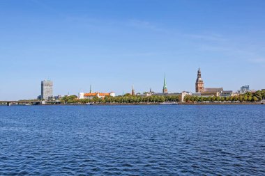 RIGA, LATVIA - 23 AĞUSTOS 2018: Daugava 'dan Eski Şehir Görünümü.