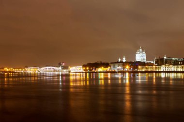 Akşam manzaralı Smolny Katedrali, Bolsheokhtinsky Köprüsü ve Neva Nehri. St. Petersburg 'da. Rusya (2017)