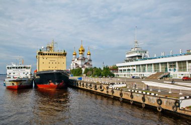 Buzkıranlar, deniz istasyonu binası ve Mikhailo-Arkhangelsk Katedrali. Arkhangelsk. - Rusya. Tarih 20 Ağustos 2017.