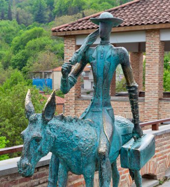 SIGHNAGHI, GEORGIA - MAYIS 02, 2017: Eşeğe binmiş bir doktorun heykeli, Pirosmani 'nin bir kopyası