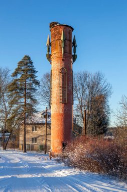 Karlı sahnede tuğla kule, Andrianovo, Rusya