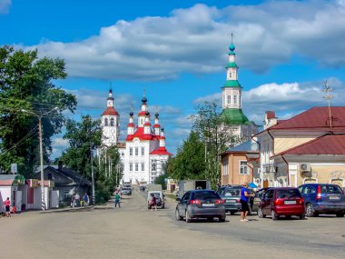  Tanrı 'nın Kudüs' e giriş kiliseleri ve Lenin Caddesi 'ndeki İsa' nın Doğuşu. Totma. Vologodskaya Oblastı. Rusya. 4 Ağustos 2011 'de yakalanmış.                              