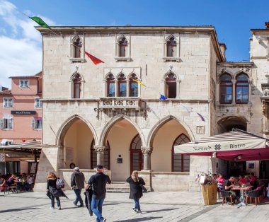 BÖLÜM, CROATIA - Mayıs 03, 2019: 16. yüzyılın eski belediye binasının fotoğrafı Halkların Meydanı 'nda yer almaktadır..