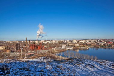  Göl ve fabrika borularıyla Nizhny Tagil manzarası