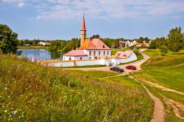 Yazın nehir kıyısındaki kilise.