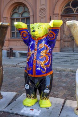 RIGA, LATVIA - 22 AĞUSTOS 2018: Birleşik Buddy Bears sergisi fotoğrafı (Commonwealth Buddy Bears). Kubbe Meydanı