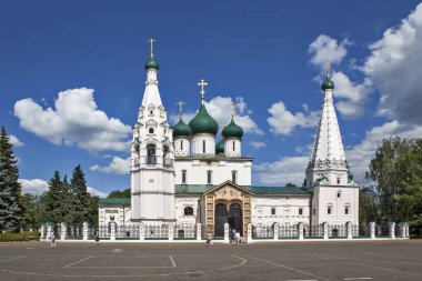 Peygamber Elijah Kilisesi. Sovyet meydanından tapınağın manzarası. Yaroslavl. Altın yüzük. Rusya