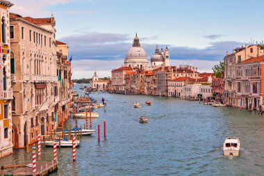 Akşam vakti su kanalındaki teknelerin manzarası Venedik, İtalya