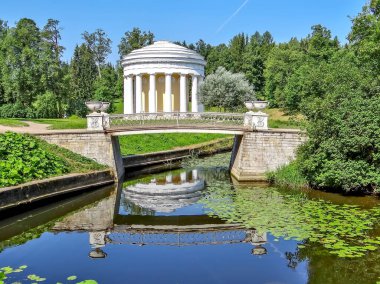 St. Petersburg 'un banliyöleri. Pavlovsk, park et. Dökme Demir Köprü ve Dostluk Tapınağı 'nın manzarası. Rusya. 18 Temmuz 2015 'te vurulma tarihi.