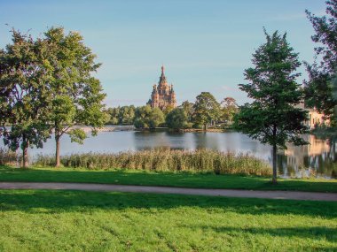 Peterhof 'daki Aziz Peter ve Paul Tapınağı. St. Petersburg 'da. Rusya