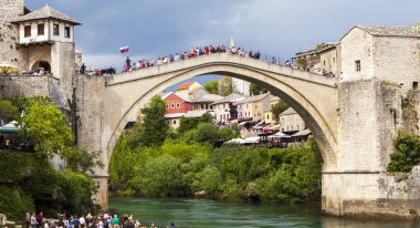 MOSTAR, BOSNIA VE HERZEGOVINA - MAYIS 02, 2019: Neretva Nehri üzerindeki ünlü Eski Köprü.